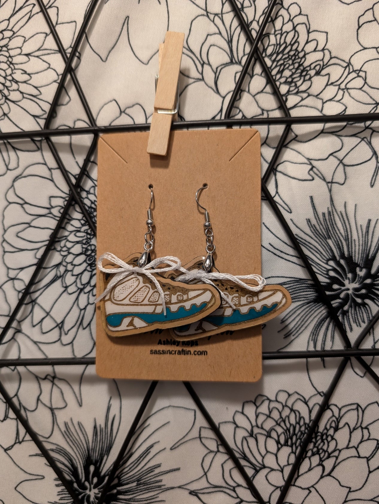 Sneaker 9 dangle earrings